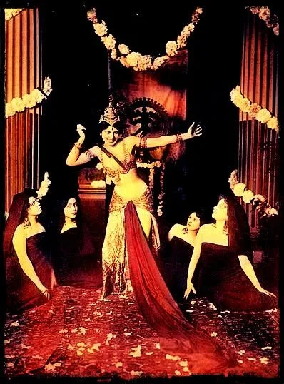 Mata Hari en su debut, en el Museo de Arte Oriental (Museo Guimet de París), como bailarina de Java (Indondesia).