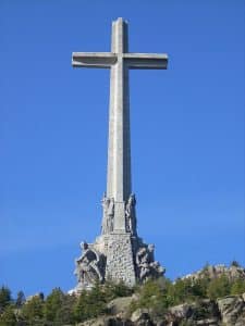 Cruz del Valle de los caídos tumba de Franco y fosa común hecho por presos republicanos