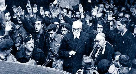 Unamunos saliendo del Paraninfo de Salamanca tras la célebre frase Venceréis, pero no convenceréis 