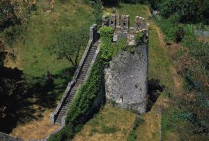 fortaleza de Sarria destruida en la revuelta de los irmandiños