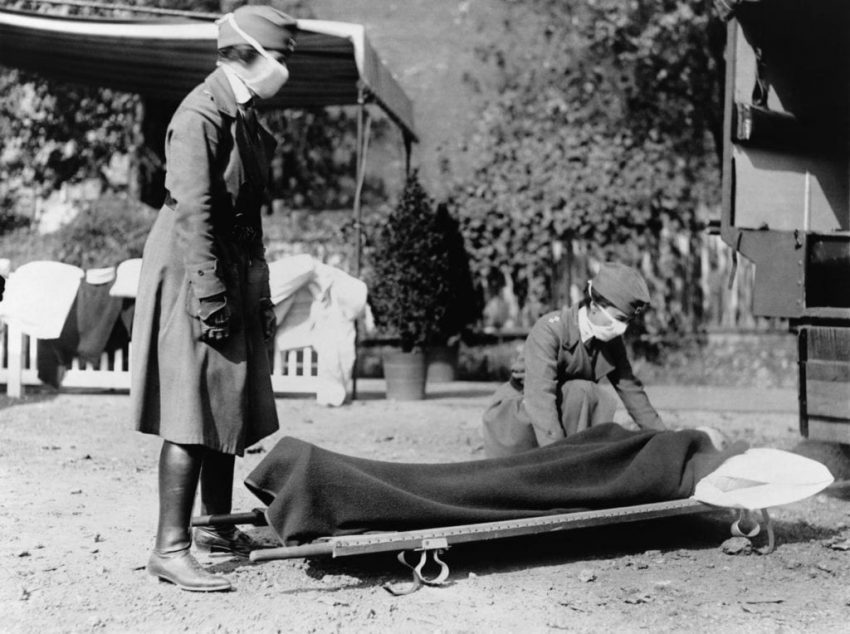 Enfermera ante uno de los fallecidos por la gripe española