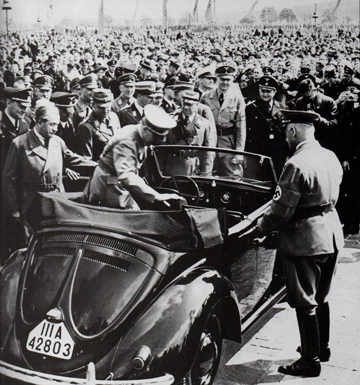 Hitler montando en su coche Wolswagen empresas nazis (escarabajo)