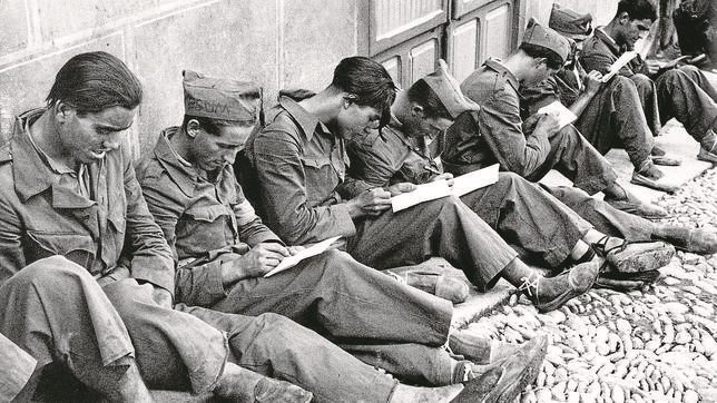 soldados-republicanos-escribiendo-cartas