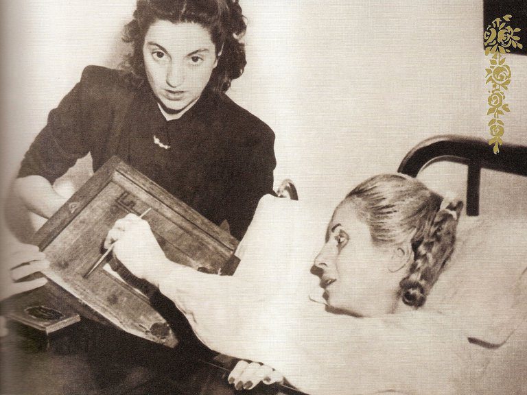 Evita votando por primera y única vez desde el hospital en 1951