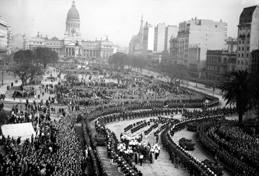 Funeral de Evita Perón en la Plaza de los Congresos de Buenos Aires. 