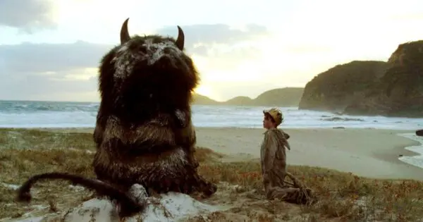 Monstruo mirando el horizonte. Escena de la película "Donde viven los monstruos"