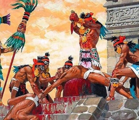 juego de pelota maya - Los zapotecos tienden a las víctimas sobre una losa, les rajan la carne y les arrancan el corazón.