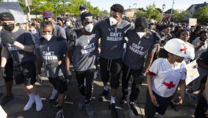 Imagen de varios jugadores de los Bucks en las protestas por la muerte de George Floyd en Milwaukee - baloncesto y racismo
