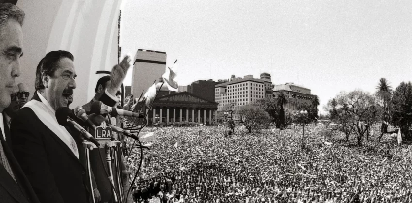 Raúl Alfonsín asume la presidencia ante una masiva celebración popular