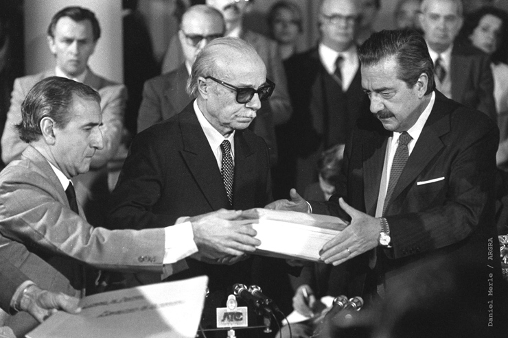 El escritor y presidente de la CONADEP Ernesto Sabato, entrega los resultados de la comisión al presidente Raúl Alfonsín