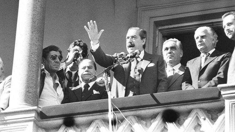 Raúl Alfonsín se dirige a la población desde el balcón de la Casa Rosada