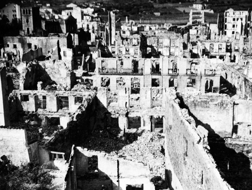 La ciudad de Guernica arrasada por el bombardeo en 1937