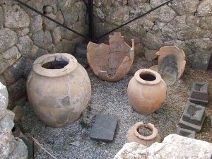 Vasijas encontradas en el Necromanteion