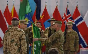 El general estadounidense Jhon Campbell despliega la bandera del ISAF en la ceremonia del fin de la misión en 2014