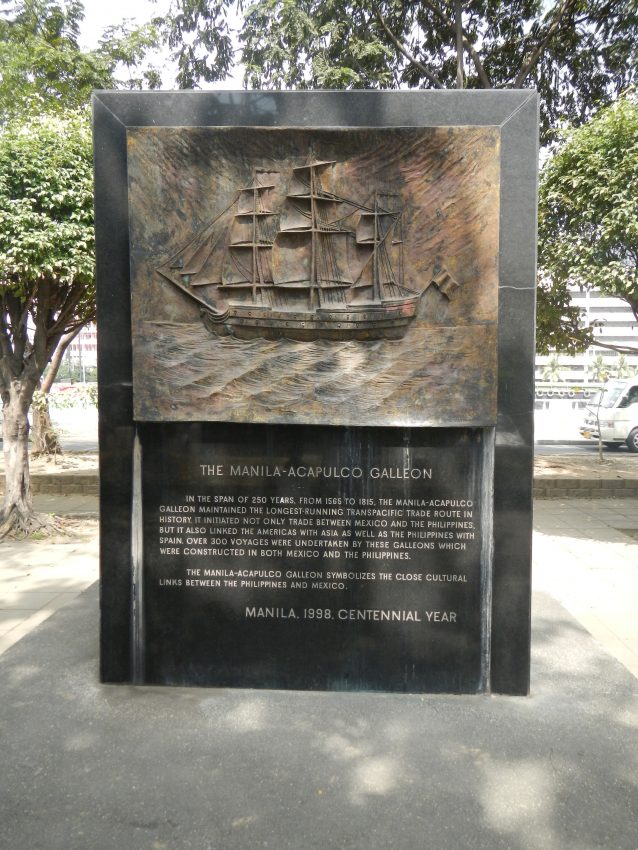 Monumento conmemorativo al Galeón de Manila-Acapulco en la plaza de México de Manila (Filipinas)