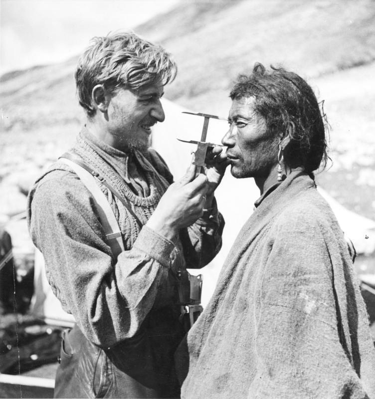 El antropólogo Bruno Beger realizando la medición del cráneo de un hombre tibetano - expedición nazi