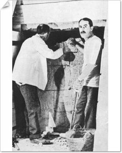 Lord Carnarvon y Howard Carter rompiendo la pared de acceso que sellaba la tumba de Tutankamón