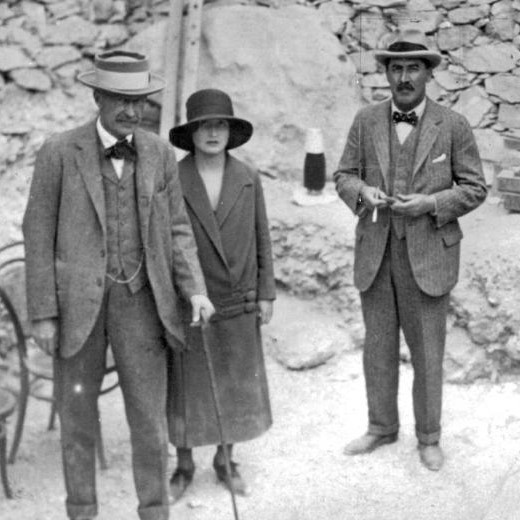 Lord Carnarvon, su hija Lady Evelyn Herbert y Howard Carter en la entrada de la tumba de Tutankamón en 1922